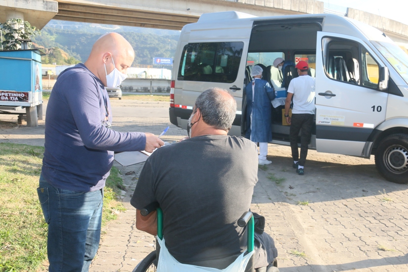 Caraguatatuba vacina população adulta em situação de rua contra Covid-19