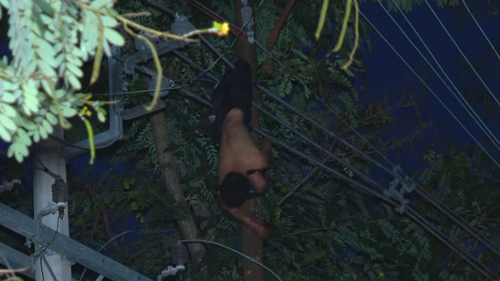 Adolescente fica preso por uma hora ao tentar roubar cabo de rede elétrica no Rio de Janeiro