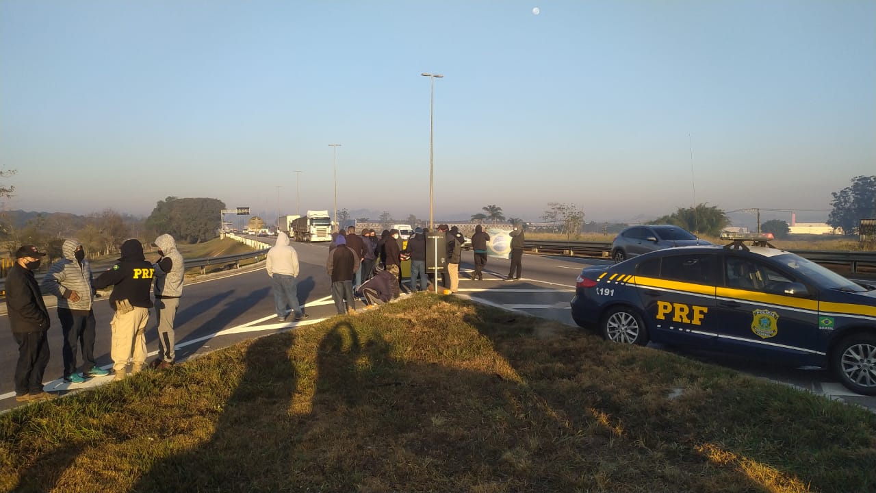 Caminhoneiros autônomos realizam protesto na Via Dutra em Jacareí