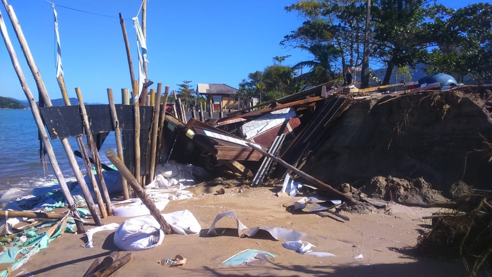 Ressaca derruba quiosque na Praia da Mococa em Caraguatatuba