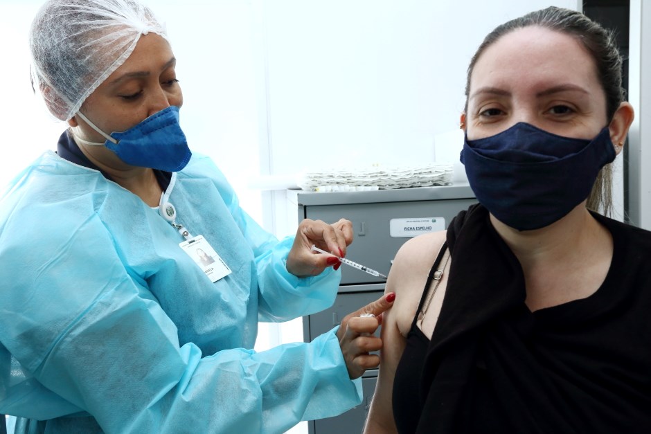 Pessoas com 35 anos ou mais recebem dose da vacina contra a Covid-19 nesta quinta-feira em São José