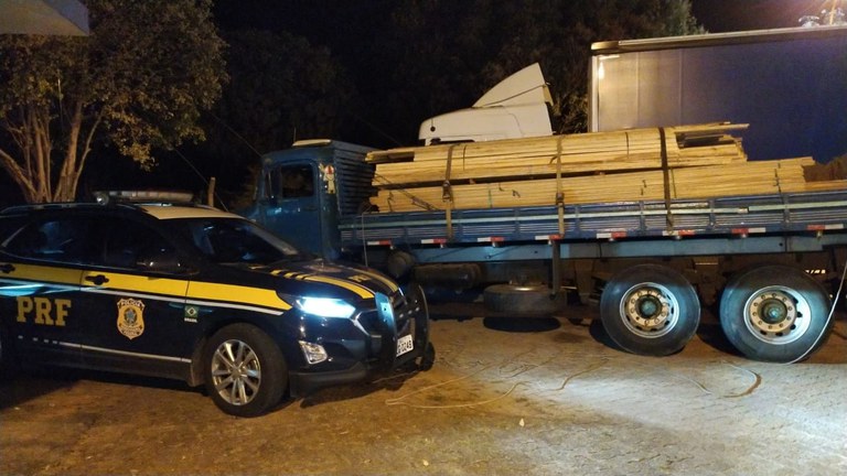 PRF apreende madeira sendo transportada de forma irregular em Lavrinhas