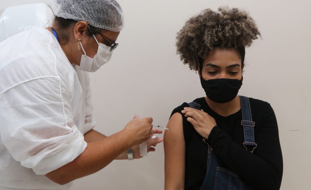 Jacareí vacina jovens de 17 anos na segunda-feira