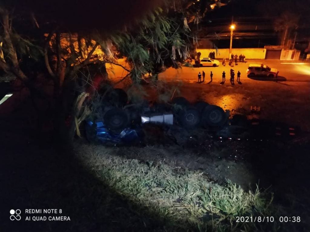 Caminhão de cerveja tomba e deixa pai e filha feridos em Guaratinguetá