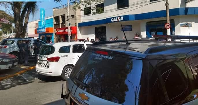 Criminosos fazem funcionário refém em assalto a banco em Tremembé