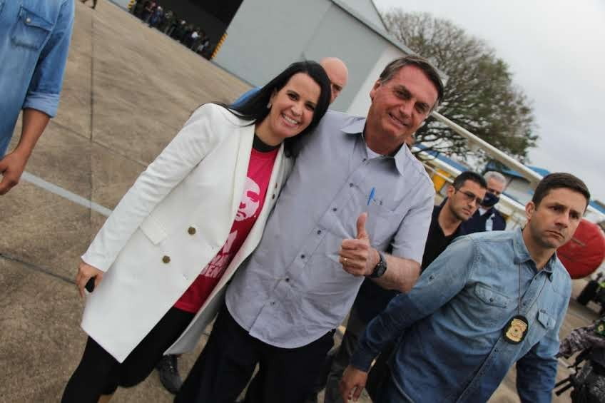 Presidente Jair Bolsonaro faz escala no aeroporto de São José dos Campos nesta sexta-feira