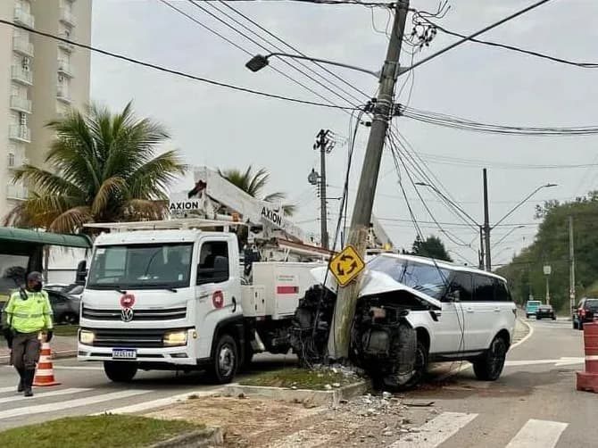 Carro bate em poste no Urbanova em São José dos Campos