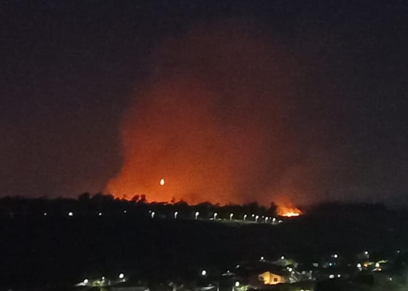 Incêndio atinge vegetação próxima a Revap em São José dos Campos