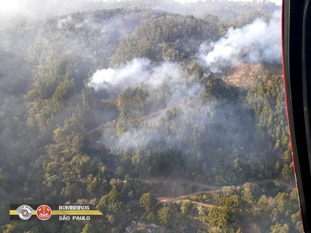Corpo de Bombeiros atuam em incêndio em Campos do Jordão