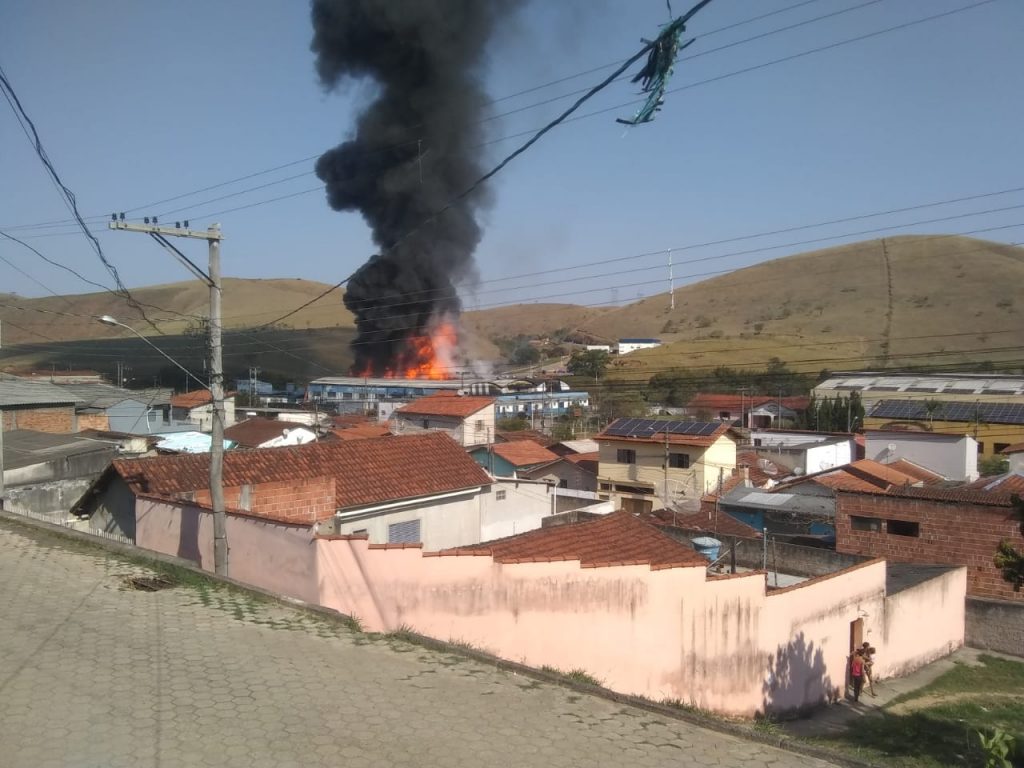 Incêndio atinge fábrica de tintas em Piquete