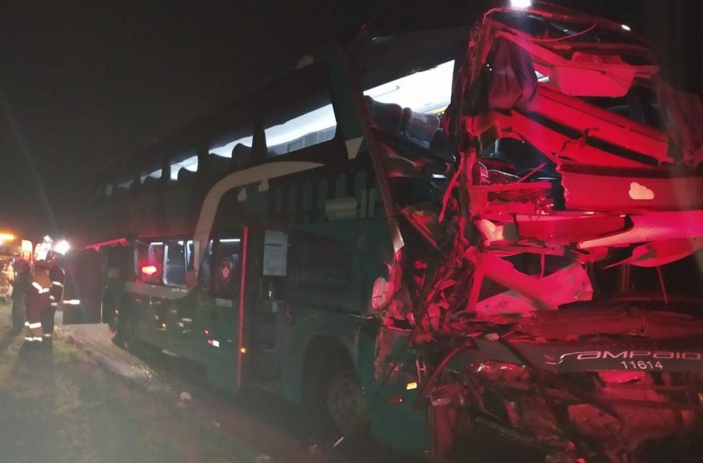 Colisão entre ônibus de turismo e caminhão deixa 19 feridos em Cachoeira Paulista