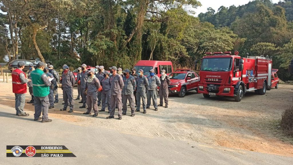 Bombeiros seguem no 4º dia de combate ao incêndio em Campos do Jordão