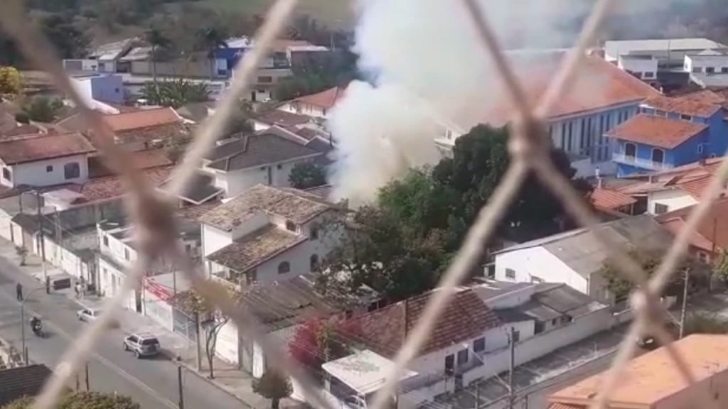Casa pega fogo na região central de São José dos Campos