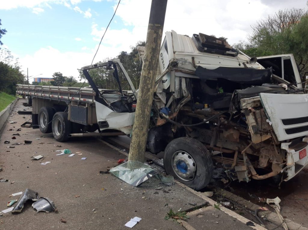 Caminhão colide com poste no Anel Viário em São José dos Campos
