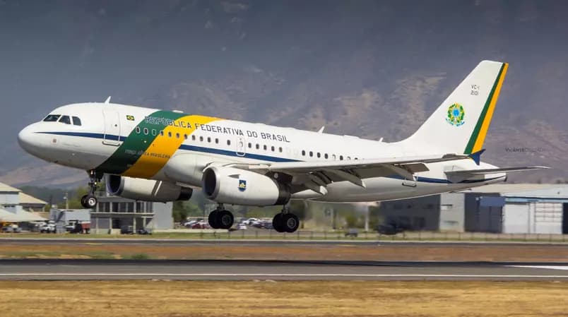 Presidente Jair Bolsonaro faz escala no Aeroporto de São José dos Campos nesta sexta-feira