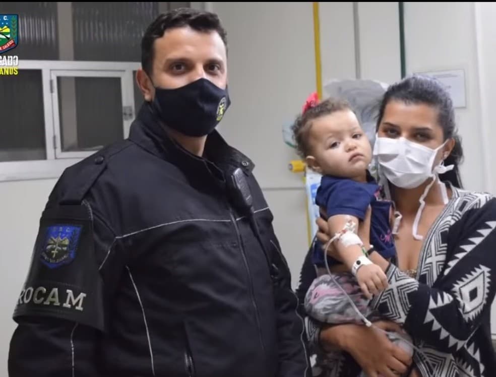 Policiais resgatam bebê que se engasgou com leite em Taubaté