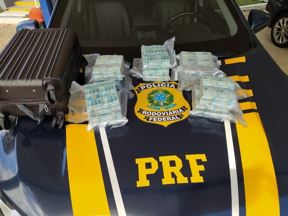 Mala com R$ 1 milhão é apreendida pela PRF na Rodovia Presidente Dutra em Lavrinhas