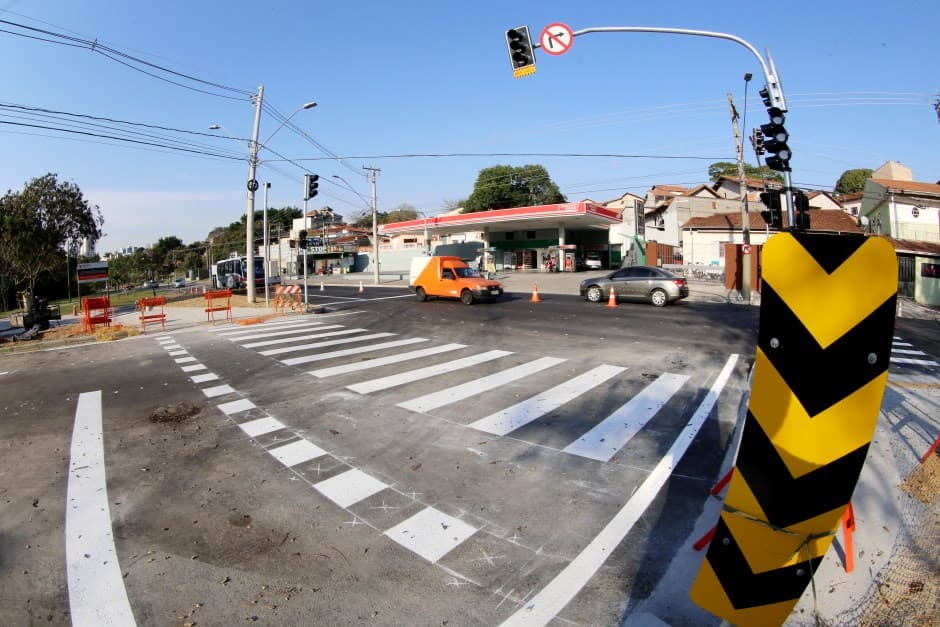 Obra viária na Avenida Salinas recebe sinalização em São José dos Campos
