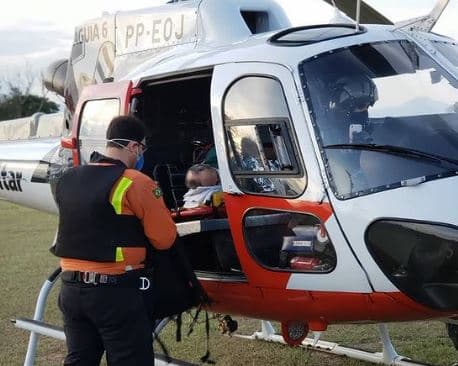Homem ferido com pedaço de madeira é resgatado pelo Águia