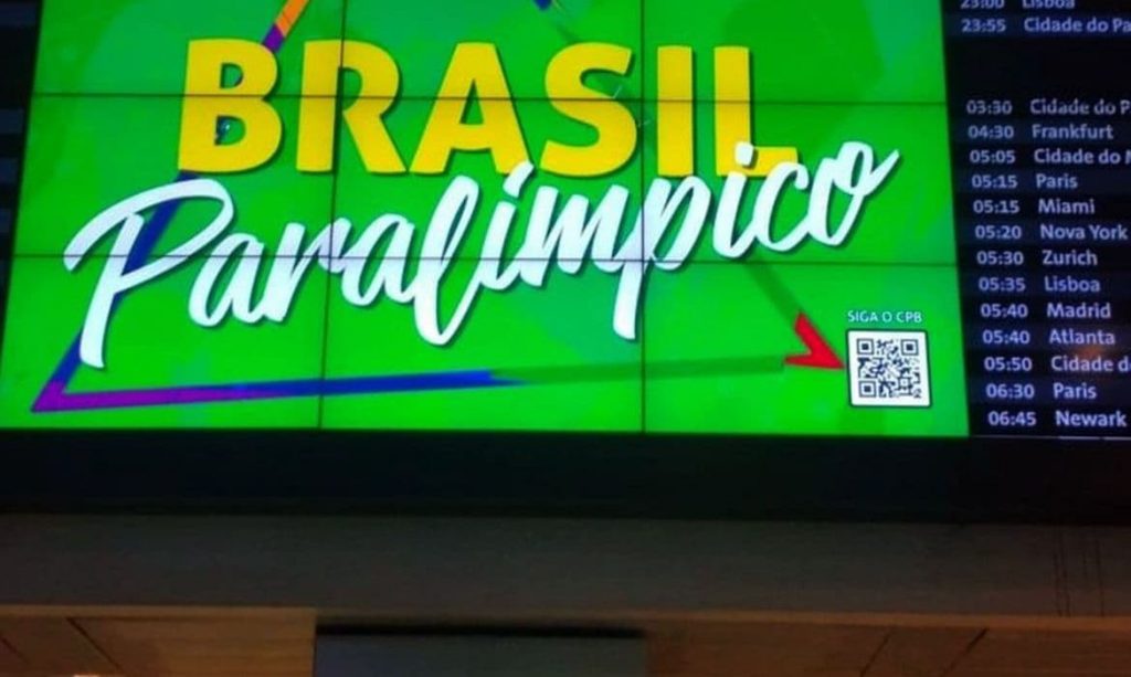 O Comitê Paralímpico Brasileiro (CPB) informou nesta terça-feira (10) que 52 integrantes do grupo que viajou ao Japão para a Paralimpíada de Tóquio, sendo 27 atletas, estão em isolamento total em Hamamatsu, cidade onde é feita a aclimatação antes do início dos Jogos, a 250 quilômetros da capital japonesa. Segundo a entidade, esportistas das seleções de natação, tênis de mesa, halterofilismo e goalball não estão podendo sair dos respectivos quartos de hotel, nem mesmo para treinar. Nesta segunda-feira (9), o Comitê revelou que dois membros da delegação (não atletas) testaram positivo para o novo coronavírus (covid-19) na chegada ao Japão. Um deles estava com o grupo que viajou na quinta-feira (5) e teve a contaminação detectada no exame de PCR realizado ainda no aeroporto de Narita, em Tóquio, após apresentar resultados negativos nos três testes realizados na semana anterior ao embarque. Dono de 24 medalhas paralímpicas na natação, sendo 14 de ouro, Daniel Dias é um dos atletas em isolamento. Em vídeo publicado no Instagram, o nadador disse apoiar medidas que previnam o avanço da covid-19, mas pediu às autoridades uma flexibilização para que competidores com testes negativos tenham condições de treinar antes do evento. O depoimento foi compartilhado por outros esportistas na mesma situação, como os nadadores Ruiter Silva, Roberto Alcalde e Débora Carneiro e a mesatenista Danielle Rauen. "Eu e outras 51 pessoas com testes negativos viemos para Hamamatsu em ônibus separados e estamos isolados desde então. A gente não pode sair do quarto. Não podemos treinar e faltam apenas 14 dias para os Jogos Paralímpicos. Os prejuízos físicos e psicológicos são enormes. Entendemos que as medidas sanitárias são necessárias, mas nós estamos negativos. Esse isolamento pode nos fazer perder medalhas e desperdiçar todo o investimento dos últimos cinco anos. O CPB está incansável na luta para nossa liberação, mas as autoridades locais seguem informando que teremos que ficar 14 dias isolados. Não faz sentido, estamos negativos! Eu e todos os atletas nesta condição pedimos compreensão e empatia das autoridades locais. Por favor, nós precisamos treinar", desabafou Daniel. O protocolo do Comitê Organizador Local de Tóquio 2020 prevê que as pessoas que estavam em um raio de duas fileiras de assentos ao redor do indivíduo infectado devam ser isolados, devido à possibilidade de exposição ao vírus no voo. O CPB, porém, alega que a última versão do playbook (livro de regras) dos Jogos, enviada à entidade no último dia 15 de julho, diz que "é permitido aos atletas que mantiveram 'contato próximo' treinar, igualmente em isolamento, e até mesmo competir" e que "assim foi feito, por exemplo, com atletas olímpicos da África do Sul, da Rússia e da Itália durante os Jogos Olímpicos". Ainda de acordo com o CPB, o isolamento total foi definido pela prefeitura de Hamamatsu, "que não permite qualquer alteração neste procedimento antes de 14 dias, mesmo que o atleta tenha testado negativo de forma reiterada". A entidade argumenta que o município "se comprometeu a aplicar as diretrizes do referido playbook" e que a medida tem prejudicado "toda a preparação e aclimatação dos atletas para a participação no Jogos". A nota do CPB afirma que foram feitos contatos com Comitê Organizador, prefeitura de Hamamatsu e com a embaixada brasileira no Japão, mas que "apesar dos esforços do governo brasileiro, não encontramos respaldo por parte das autoridades locais". Por fim, a entidade diz que segue buscando autorização para os atletas conseguirem treinar.