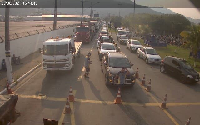 Travessia de Balsas entre São Sebastião e Ilhabela tem fila de espera de duas horas