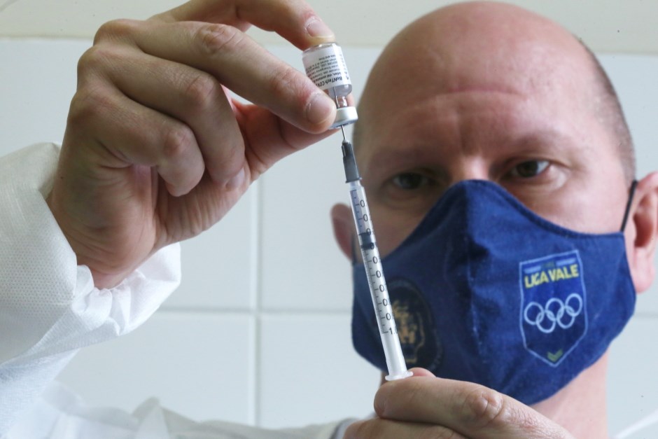 Pessoas de 50 anos vacinadas com CoronaVac podem tomar a terceira dose em São José dos Campos