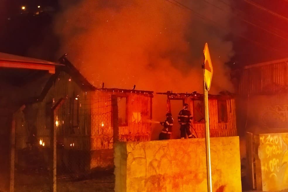 Incêndio atinge residência de madeira em Campos do Jordão