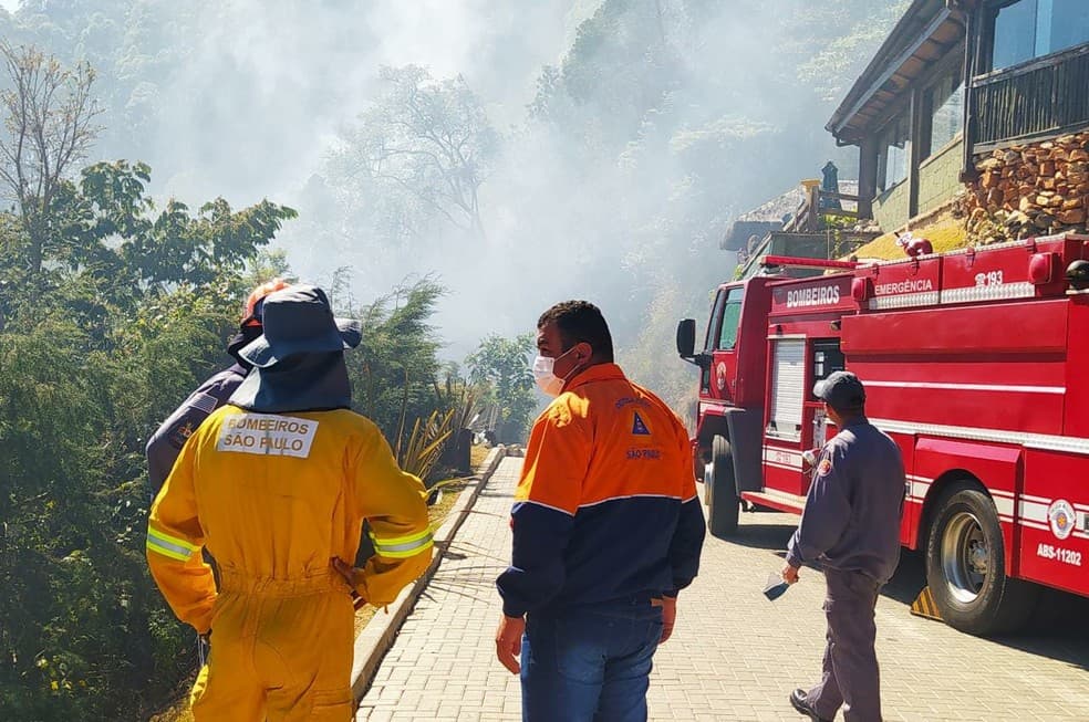 Incêndio atinge mata próximo ao Mirante da Vista Chinesa em Campos do Jordão