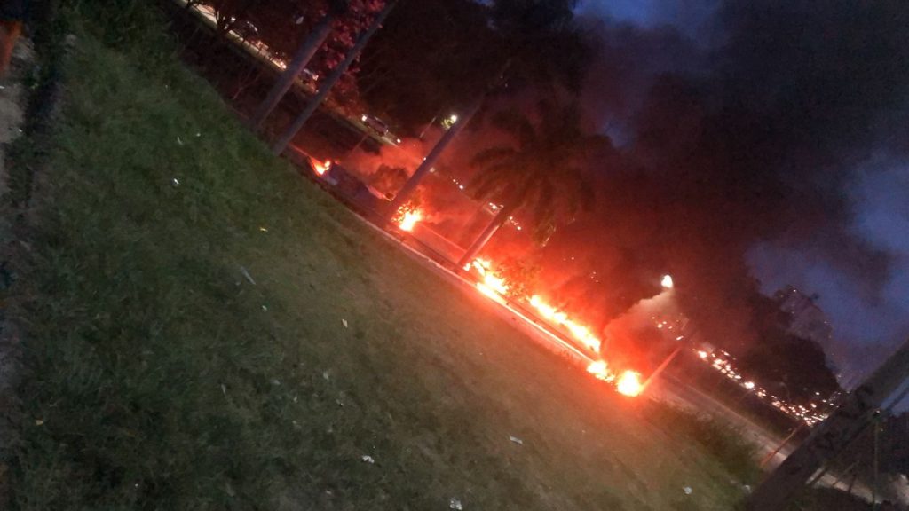 Moradores da comunidade Santa Cruz protestam ateando fogo em carros em São José dos Campos