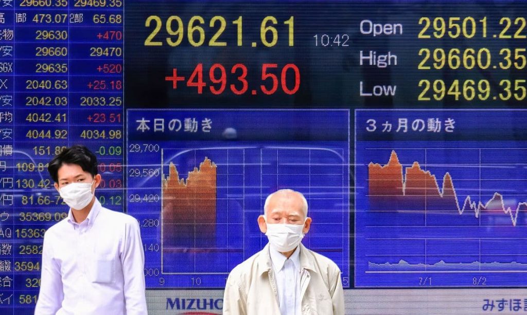 O Japão conta com 86.510 pessoas com idade igual ou superior a 100 anos, um novo recorde, segundo dados divulgados hoje pelo Ministério da Saúde japonês. Número de centenários quintuplicou no país desde 2000. Os números, divulgados por ocasião do Dia do Respeito pelos Idosos, que será comemorado na próxima segunda-feira (20), representam aumento de 6.060 pessoas em relação ao ano anterior, de acordo com o ministério. As mulheres continuam a ser a esmagadora maioria das pessoas centenárias, representando 88% do total (76.450 pessoas), mais 5.475 que no ano anterior. Os homens com idade igual ou superior a 100 anos ultrapassaram pela primeira vez os 10 mil, com um total de 10.060, aumento de 585 indivíduos em relação a 2020. O número de pessoas que chegam aos 100 anos ou mais no Japão tem crescido de forma significativa nas últimas cinco décadas, aumento que especialistas atribuem ao desenvolvimento de tecnologias e tratamentos médicos. Em 1963, quando se realizou o primeiro estudo, os japoneses com mais de 100 anos eram apenas 153. Em 1998, esse número atingiu os 10 mil, alcançando 30 mil em 2007, até superar os 50 mil cinco anos mais tarde. A japonesa Kane Tanaka, com 118 anos, é hoje a mulher mais velha do país, tendo sido reconhecida como a mais velha do mundo pela associação norte-americana Gerontology Research Group (GRG). Por sua vez, o homem mais velho do Japão é Mikizo Ueda, com 111 anos. O envelhecimento da população é um dos grandes desafios para o país, com taxa de natalidade em constante declínio, causando preocupações sobre as perspectivas económicas e a mão de obra. Em 2020, a esperança de vida no arquipélago atingiu recorde para ambos os sexos: 87,74 anos para as mulheres e 81,64 para os homens, segundo dados divulgados em julho pelo Ministério da Saúde japonês. Por prefeitura, Shimane (oeste) tem o maior número de pessoas centenárias por 100 mil habitantes (134,75), seguido de Kochi (126,29) e Kagoshima (118,74). A média nacional é de 68,54 por 100 mil habitantes.