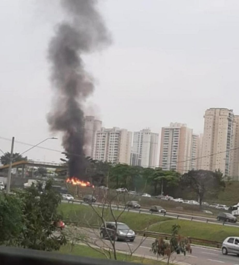 Veículo pega fogo próximo ao Carrefour na Via Dutra em São José dos Campos