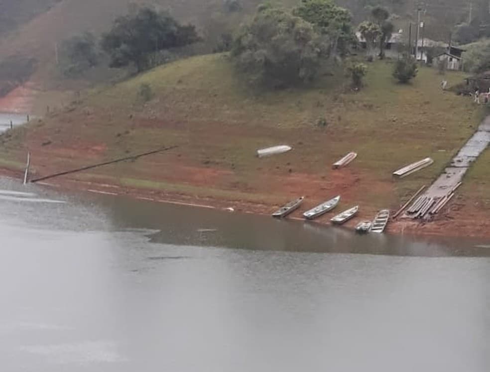 Bombeiros realizam buscas por home que se afogou em represa de Paraibuna