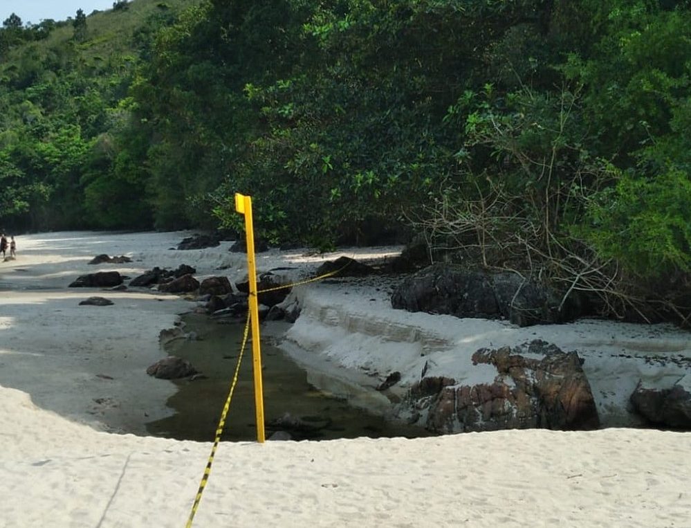 São Sebastião multa em R$ 50 mil empresa responsável por diesel na Praia de Maresias