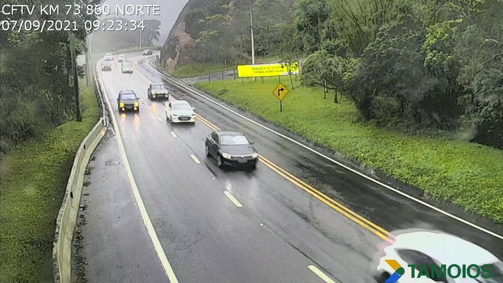 Rodovia dos Tamoios tem trechos com chuva e trânsito intenso