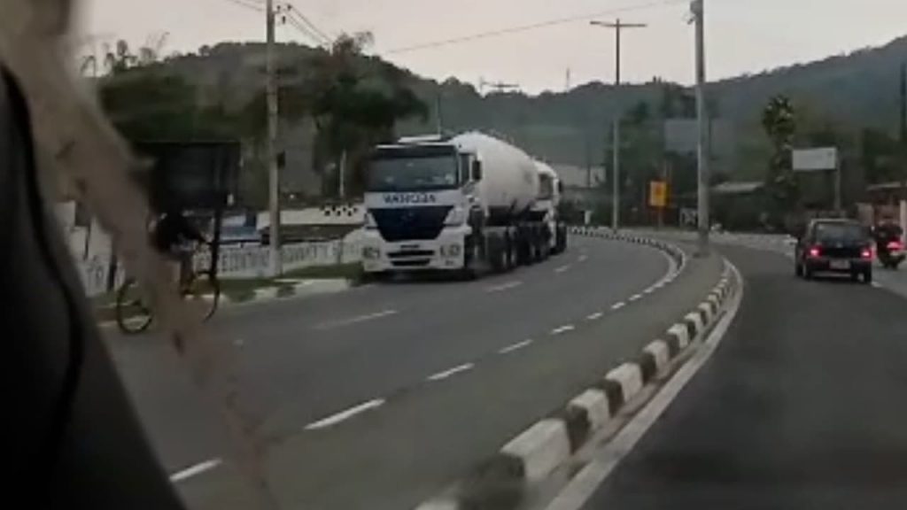 Paralisação parcial de caminhoneiros interditam uma faixa da Rodovia dos Tamoios nesta quinta-feira