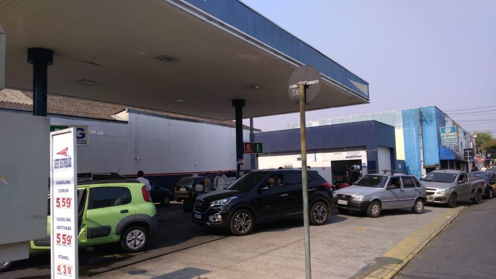 Motoristas fazem filas em postos de combustíveis em Taubaté e São José dos Campos