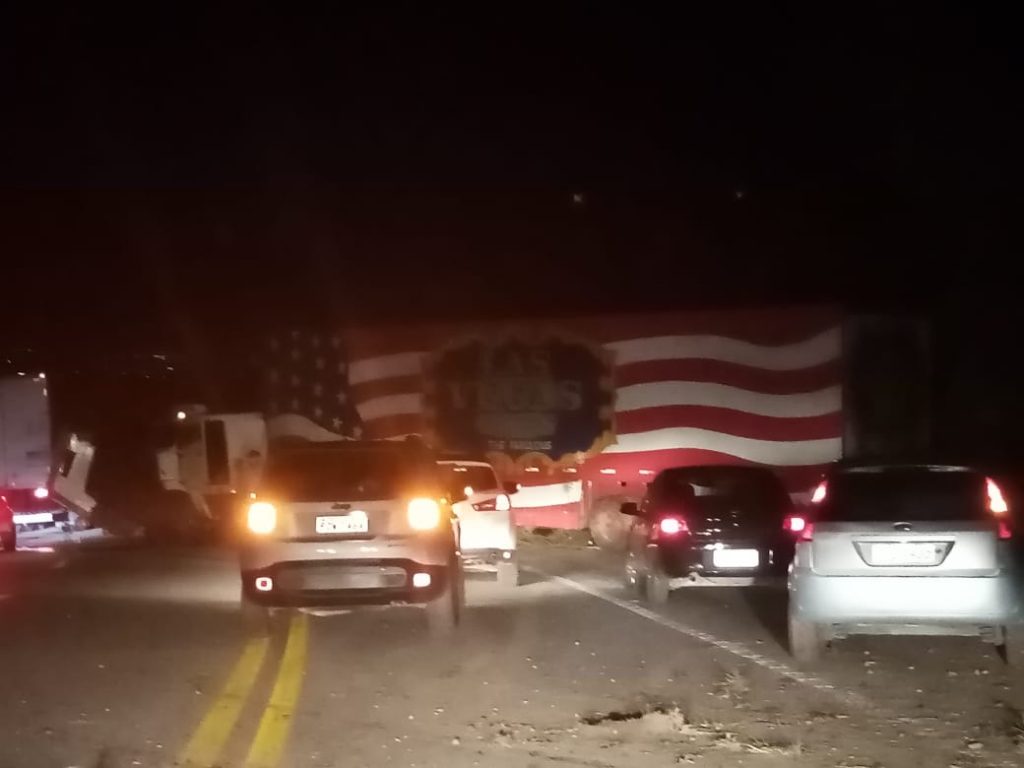 Homem e adolescente ficam feridos após caminhão de circo tombar na Floriano Rodrigues Pinheiro
