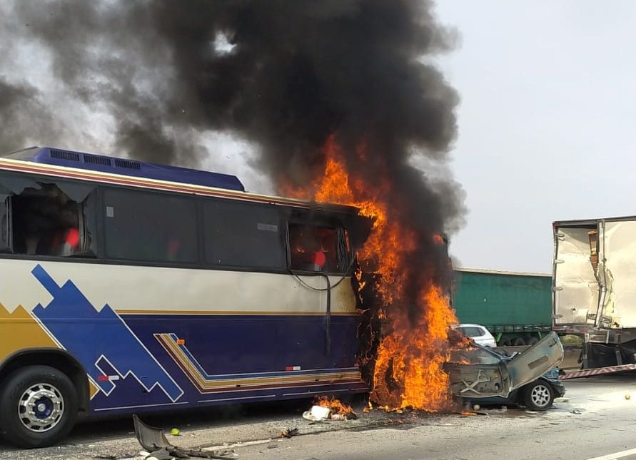 Ônibus pegam fogo após engavetamento na Via Dutra em São José dos Campos