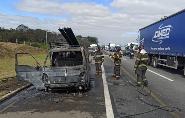 Caminhão pega fogo na Via Dutra em Lorena