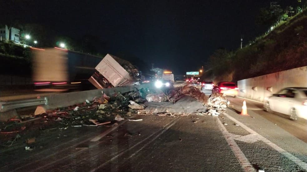 Caminhão com sucata tomba após colidir com mureta na Dutra em São José dos Campos
