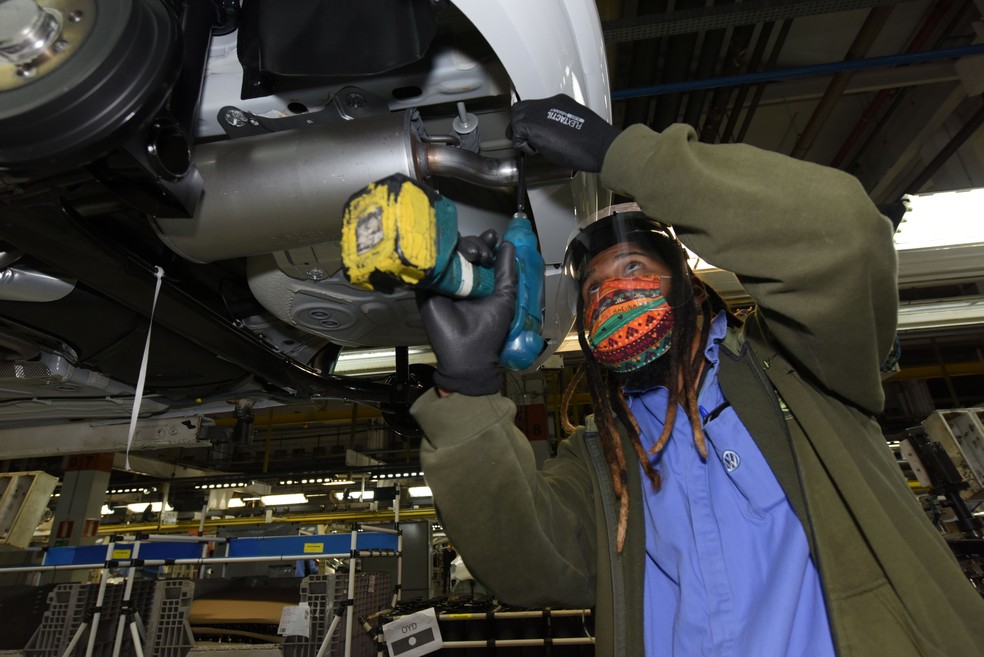 A partir da próxima segunda-feira (27), a Volkswagen vai colocar 800 funcionários da fábrica de Taubaté (SP) em novas férias coletivas. Segundo o Sindicato dos Metalúrgicos, a paralisação é por conta da falta de peças e vai se estender por 10 dias. O motivo alegado pela empresa é a falta de peças, principalmente semicondutores, que desde o início da pandemia estariam em falta e atrapalhando a produção de veículos. Inicialmente a quantidade de trabalhadores abrangida seria de 2 mil, mas segundo o sindicato o número foi revisto e a medida vai valer apenas para um grupo de 800 funcionários, o equivalente a um turno de produção. A data prevista para retorno dos trabalhadores é dia 7 de outubro. Atualmente, a unidade de Taubaté produz os carros Gol e Voyage, mas está em fase de instalação de uma plataforma MQB, que vai permitir que a fábrica produza outros modelos de veículos. O g1 acionou a montadora para comentar a paralisação, mas ainda aguardava retorno até a publicação desta reportagem. Pausas na produção Segundo o sindicato, é a sexta vez no ano em que a Volkswagen coloca os funcionários em férias coletivas. O período mais recente havia sido entre agosto e setembro, quando 2 mil trabalhadores foram afetados pela medida, também por falta de peças.