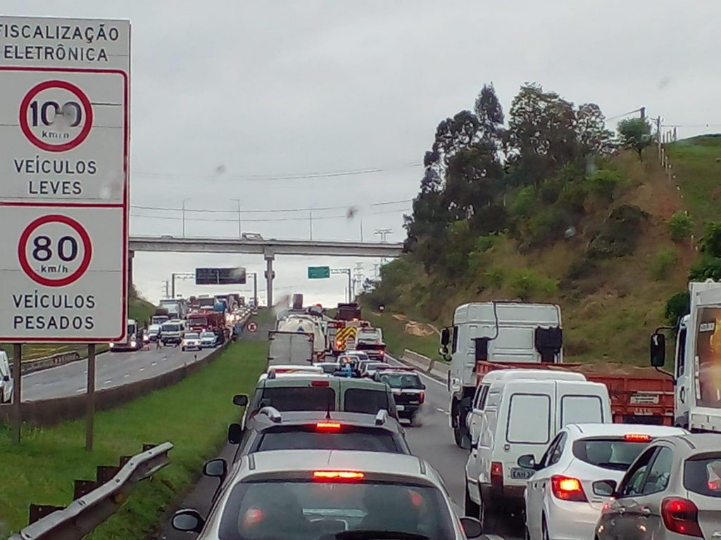 Rodovia Presidente Dutra registra lentidão no sentido Rio de Janeiro e São Paulo