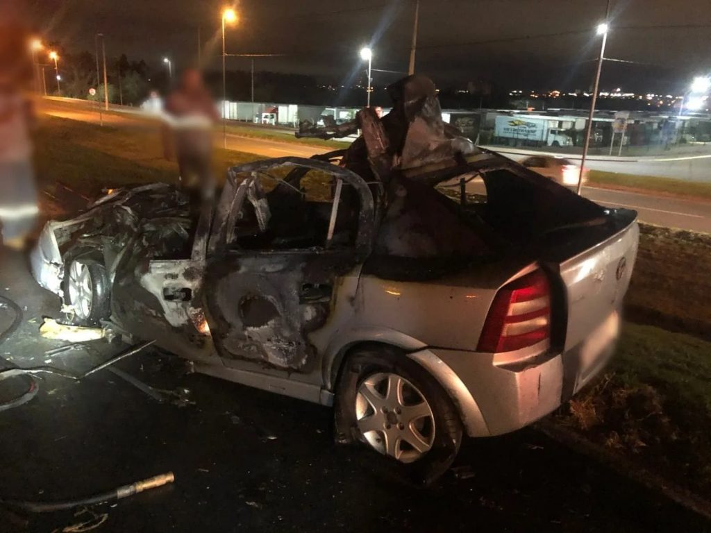 Carro pega fogo durante perseguição policial em Via Dutra em Jacareí