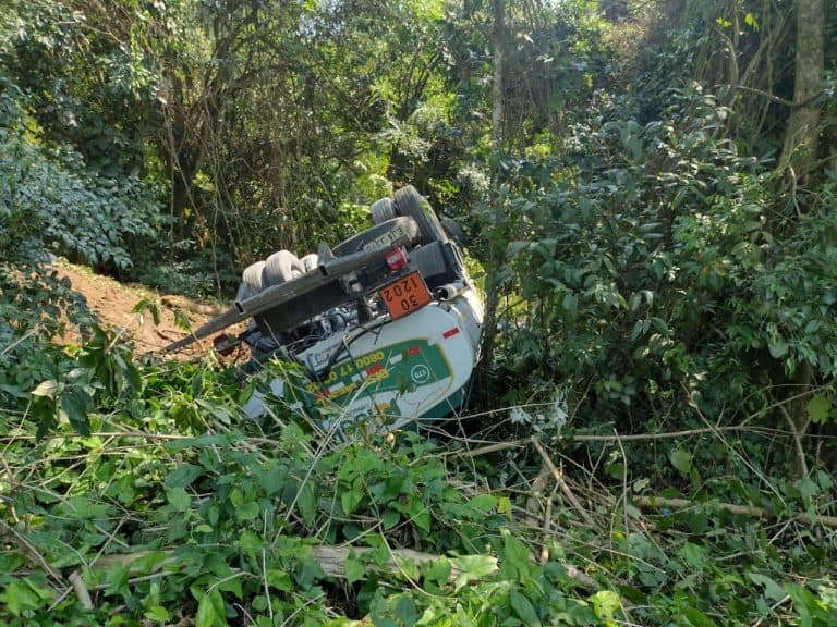 Caminhão tomba na serra de Boiçucanga e os dois sentidos ficam interditados em São Sebastião