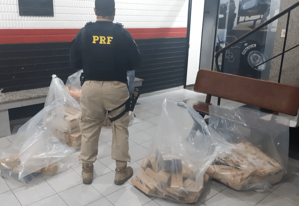 Carro pega fogo durante perseguição policial em Via Dutra em Jacareí