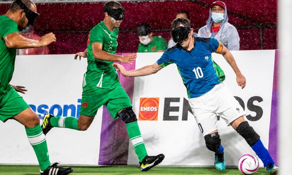 Não foram poucas as dificuldades encontradas pelo equipe brasileira no duelo desta manhã, sob intensa chuva. Bem posicionado defensivamente, Marrocos dificultou bastante o trabalho dos atacantes brasileiros, chegando a colocar quatro zagueiros em campo. Já a seleção, com sua fome de gol, arriscou, em alguns momentos, uma formação sem defensores, com o time composto apenas por meias e atacantes. O gol brasileiro foi marcado aos 12 minutos do segundo tempo, com a ajuda de um jogador marroquino. Após jogada de Jefinho, a bola tocou no contrapé do jogador Berka, do Marrocos e, para a sorte dos brasileiros, foi parar no fundo da rede, fora do alcance do goleiro Samir Bara. Mesmo com a vantagem, o Brasil manteve a postura ofensiva, o que acabou por possibilitar duas chances de gol para o Marrocos, em especial com o jogador Snisla. Com muita raça, o time brasileiro conseguiu manter a vantagem para, enfim, conquistar a tão desejada vaga na final.