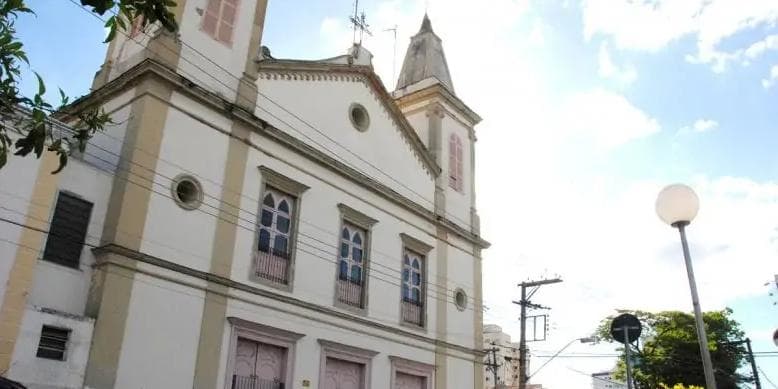 Fogo atinge telhado da Igreja do Rosário em Taubaté