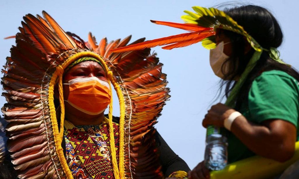 Indígenas marcham pelo centro de Brasília e fazem reivindicações