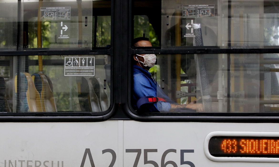Covid-19: Brasil registra 793 óbitos e 15,3 mil infecções em 24h