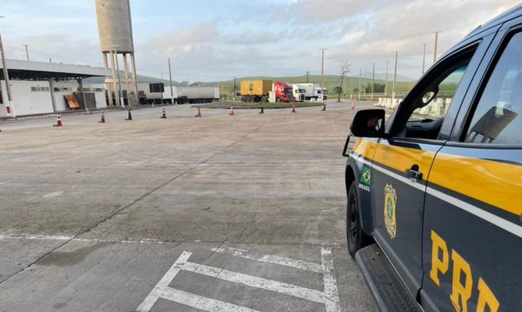 Balanço divulgado hoje (10) pelo Ministério da Infraestrutura informa que às 12h30 desta sexta-feira toda a malha rodoviária federal estava aberta para o livre fluxo de veículos de carga. O balanço foi feito com base em informações da Polícia Rodoviária Federal (PRF). O ministério, no entanto, alerta que os últimos pontos de concentração de caminhoneiros estão restritos ao Rio Grande do Sul, Santa Catarina e Rondônia, mas sem bloqueio de pistas. “Ao todo, o número de ocorrências já é 70% menor do que o registrado no mesmo período do dia anterior. Tendência é seguir em queda ao longo do dia”, complementa. Ontem, a PRF já havia liberado 35 pontos de bloqueio e manifestações nas rodovias do país, feitas por caminhoneiros apoiadores do presidente Jair Bolsonaro. O movimento teve início um dia depois das manifestações pró-governo ocorridas na terça-feira (7). Parados nas estradas, os caminhoneiros pediam o fechamento do Supremo Tribunal Federal (STF) e a destituição de ministros da Corte, além de intervenção militar. As manifestações começaram a diminuir após o presidente Bolsonaro enviar um áudio às lideranças dos caminhoneiros, pedindo o desbloqueio das pistas para evitar desabastecimento e aumento dos índices inflacionários.